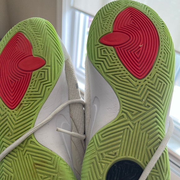 Nike Kyrie Flytrap 2 GS White/Black/Lime Blast/Persian Violet Basketball Shoes - Picture 3 of 3